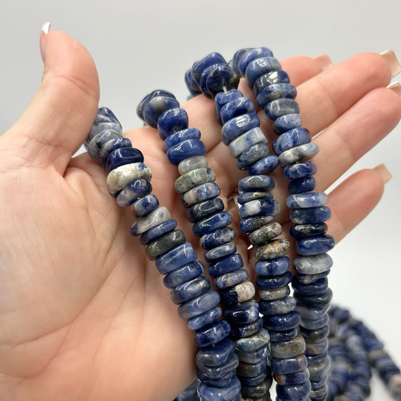 Бусины содалит средний размер 5*11мм натуральный камень