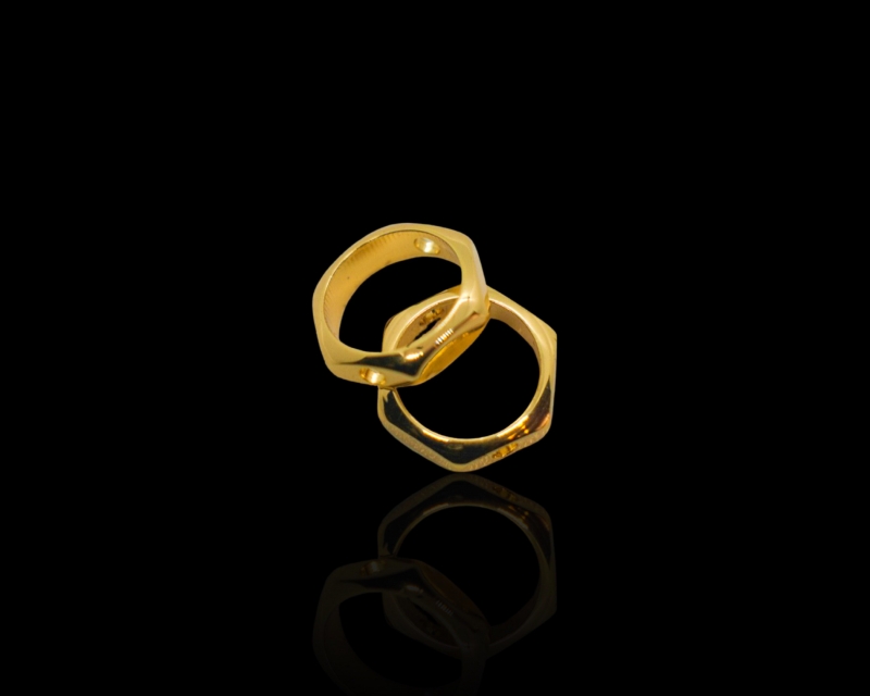 Кольцо шестиугольное с двумя маленькими отверстиями; цвет золото, 11мм