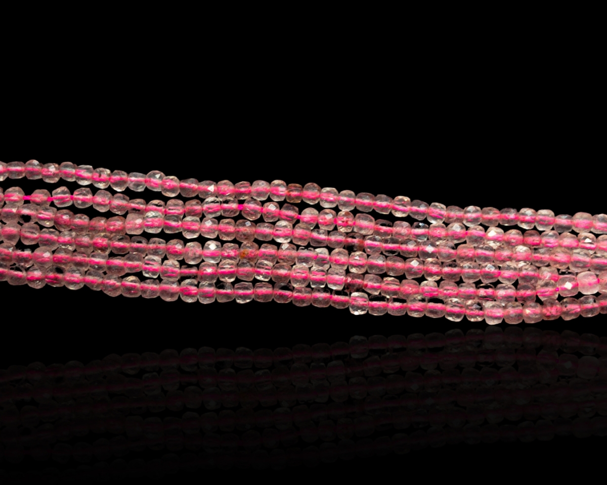 Бусины розовый кварц А кубик; размер 2,5мм, длина 39см